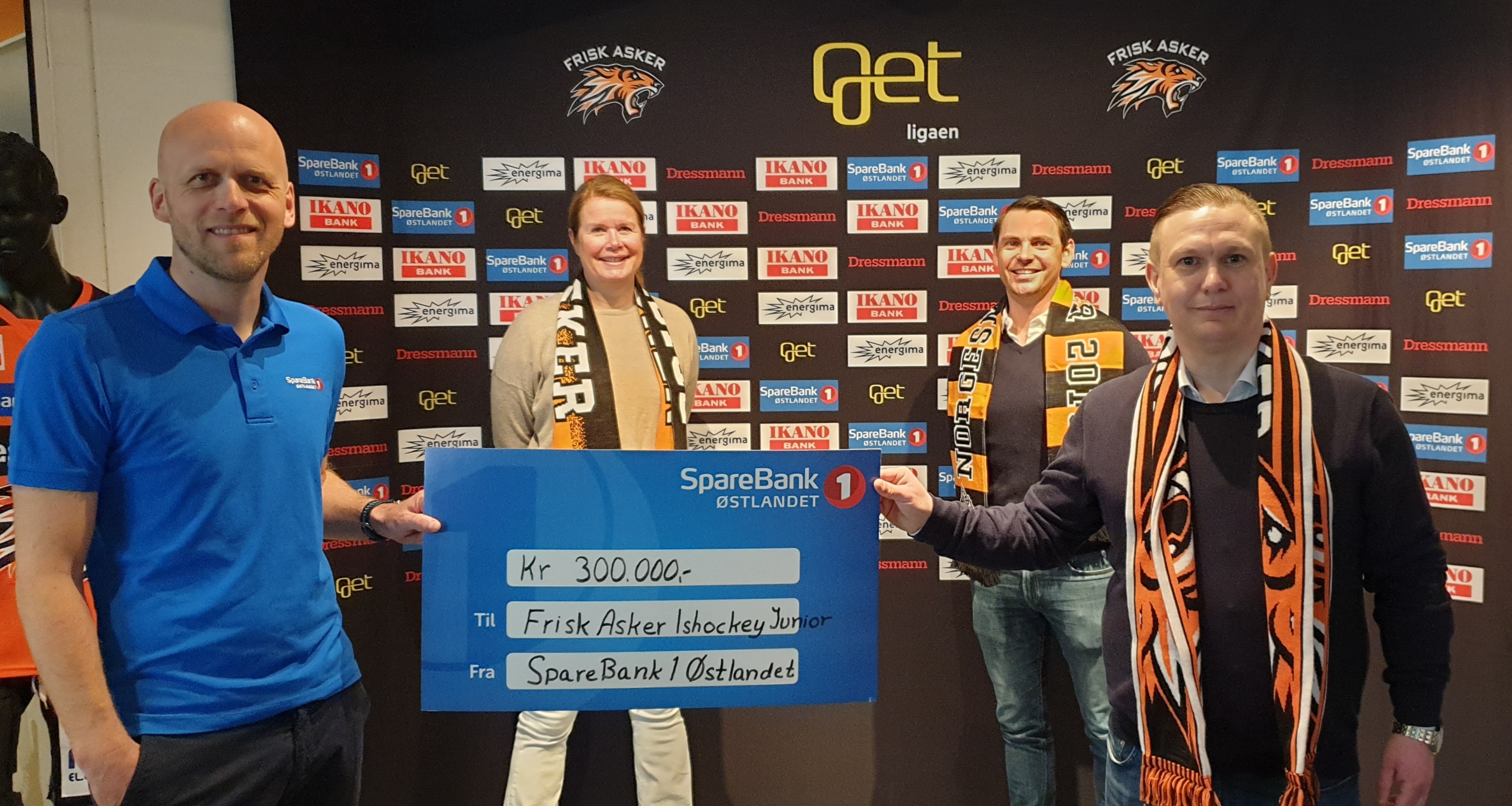 Høytidelig overrekkelse av gavesjekk😊